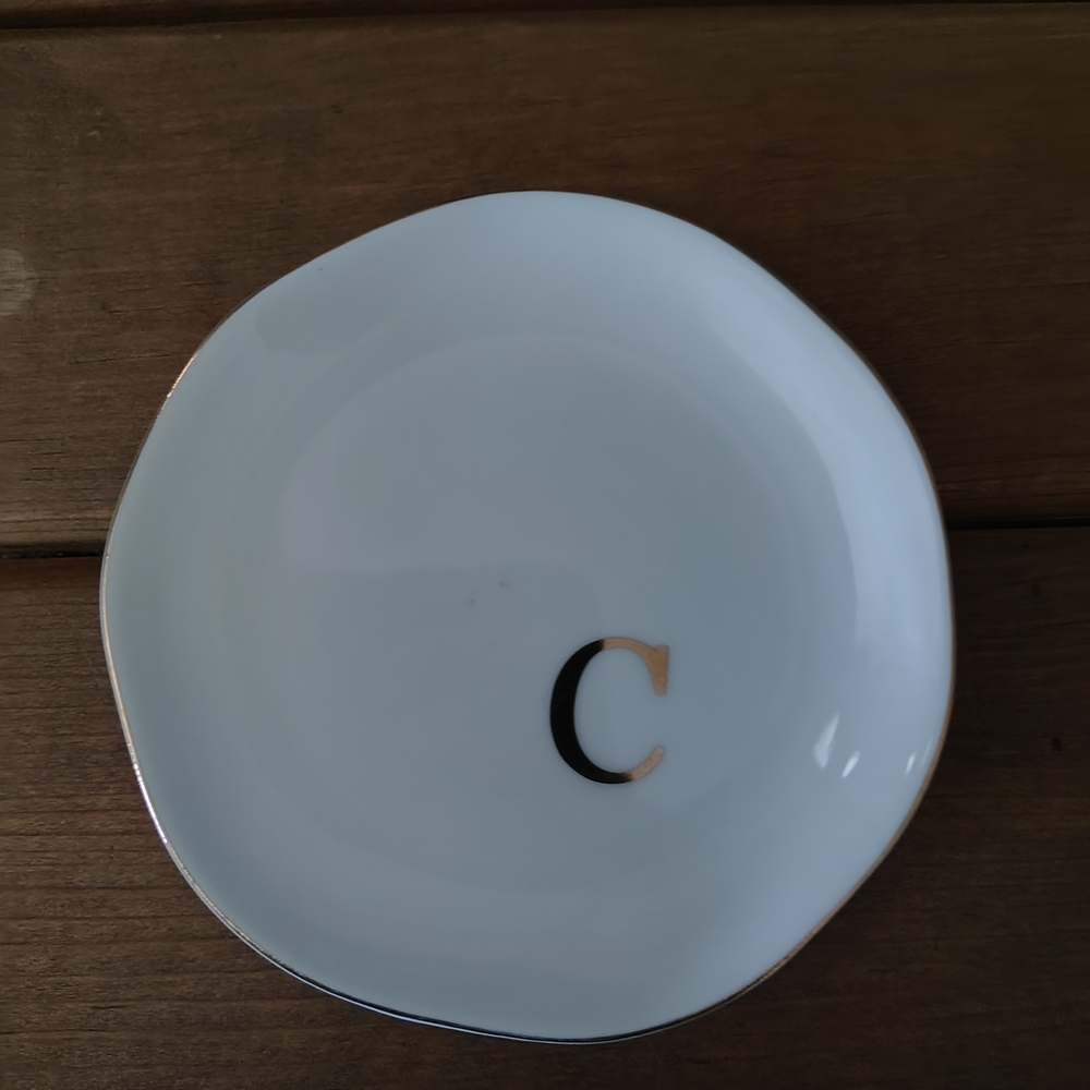 Elegant White and Gold Plate